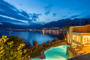 Outdoorpool with lake view