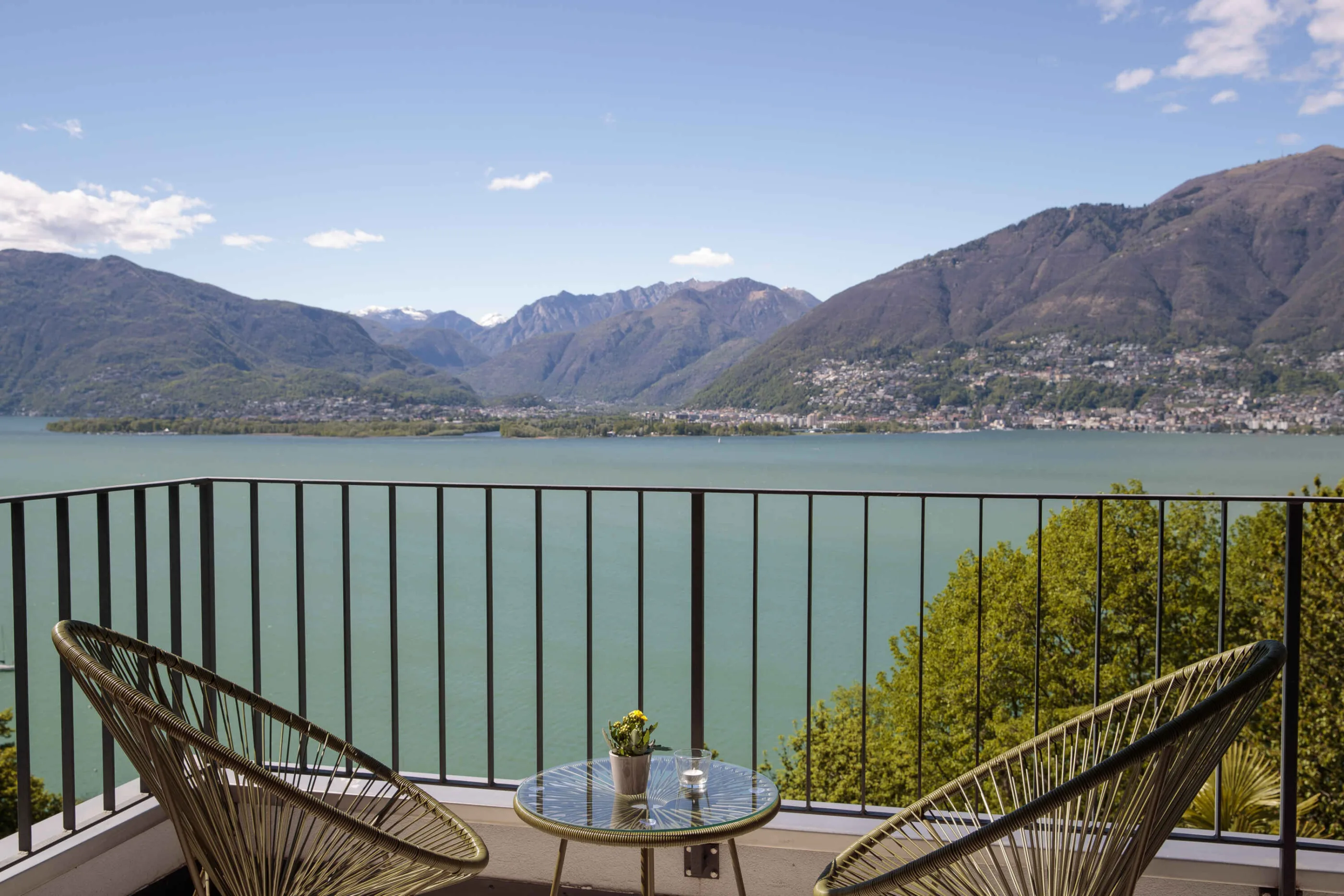 Zweibettzimmer mit Poolblick und Klimaanlage