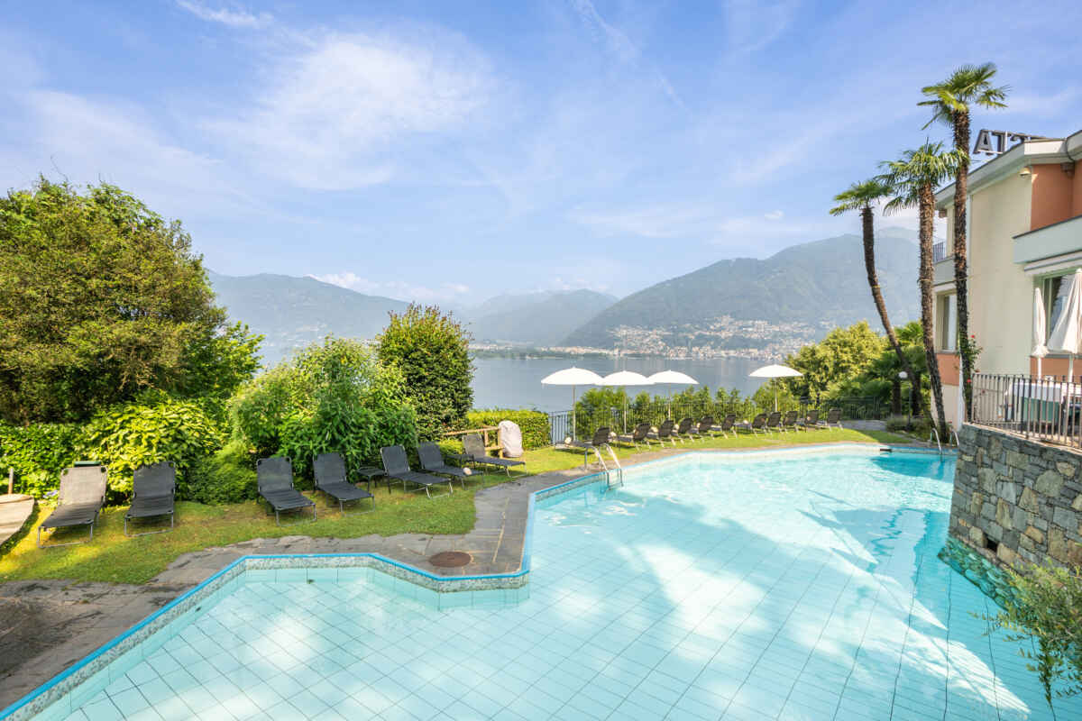 Piscine extérieure avec vue sur le lac Majeur