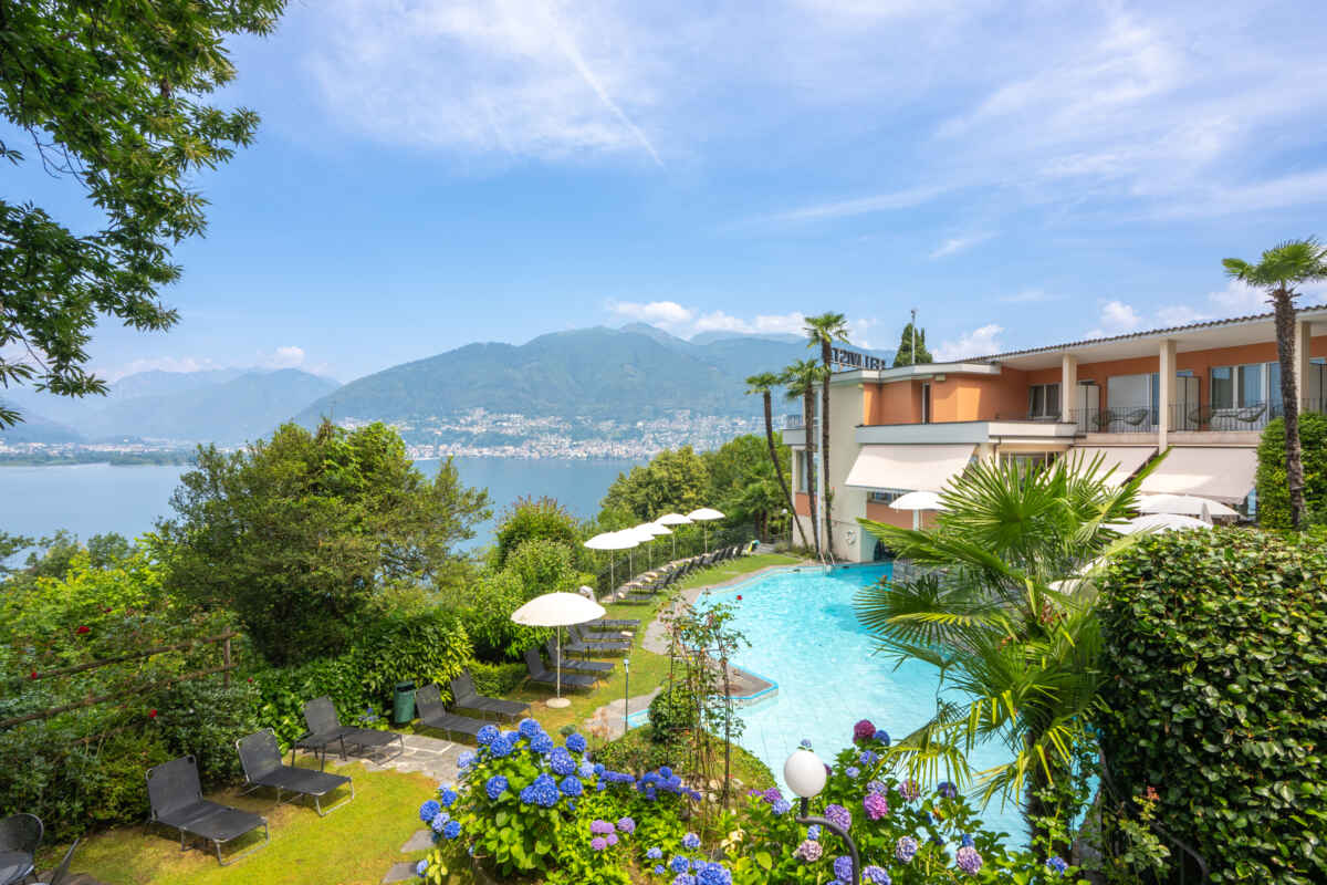 Piscine extérieure avec vue sur le lac Majeur