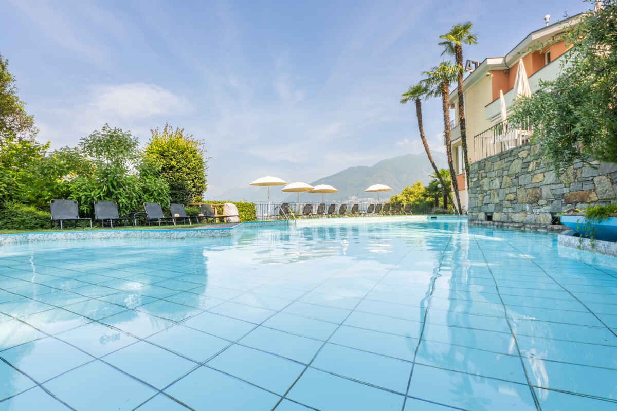 Piscine extérieure avec vue sur le lac Majeur