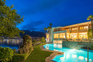 Outdoorpool with lake view