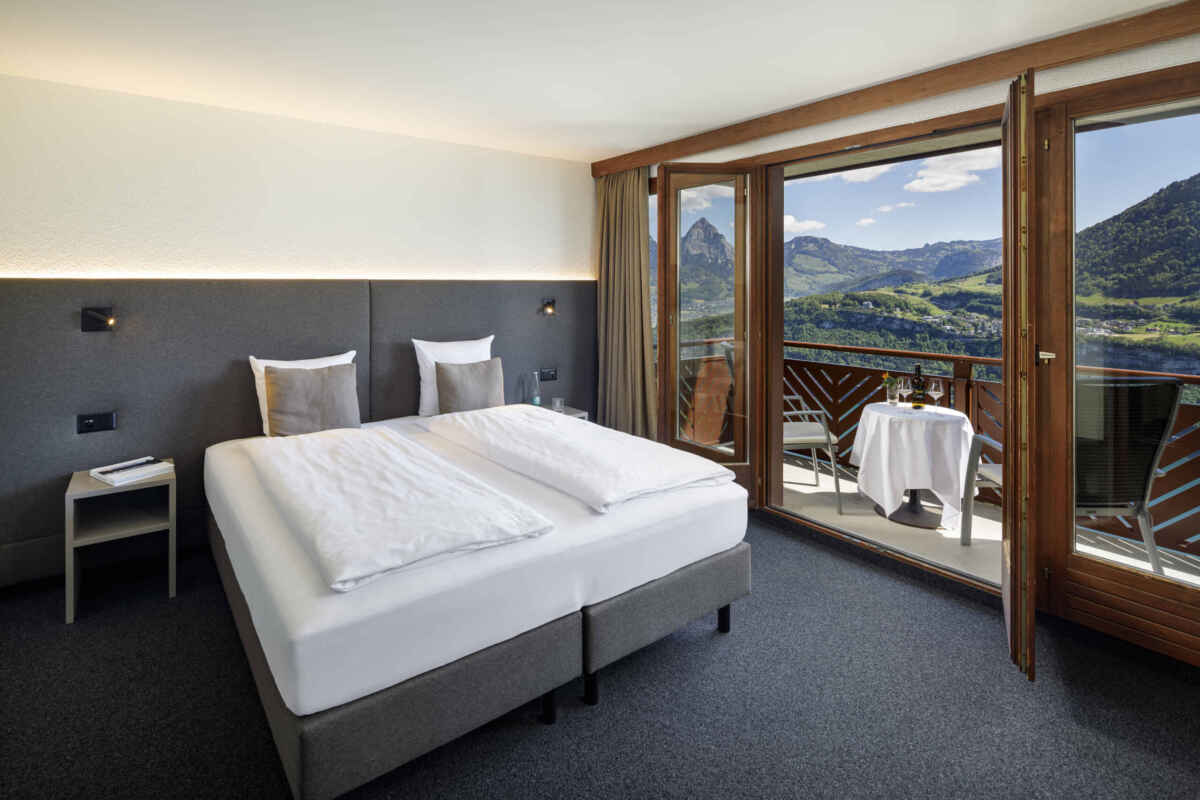 Double room with lake view and balcony – main house