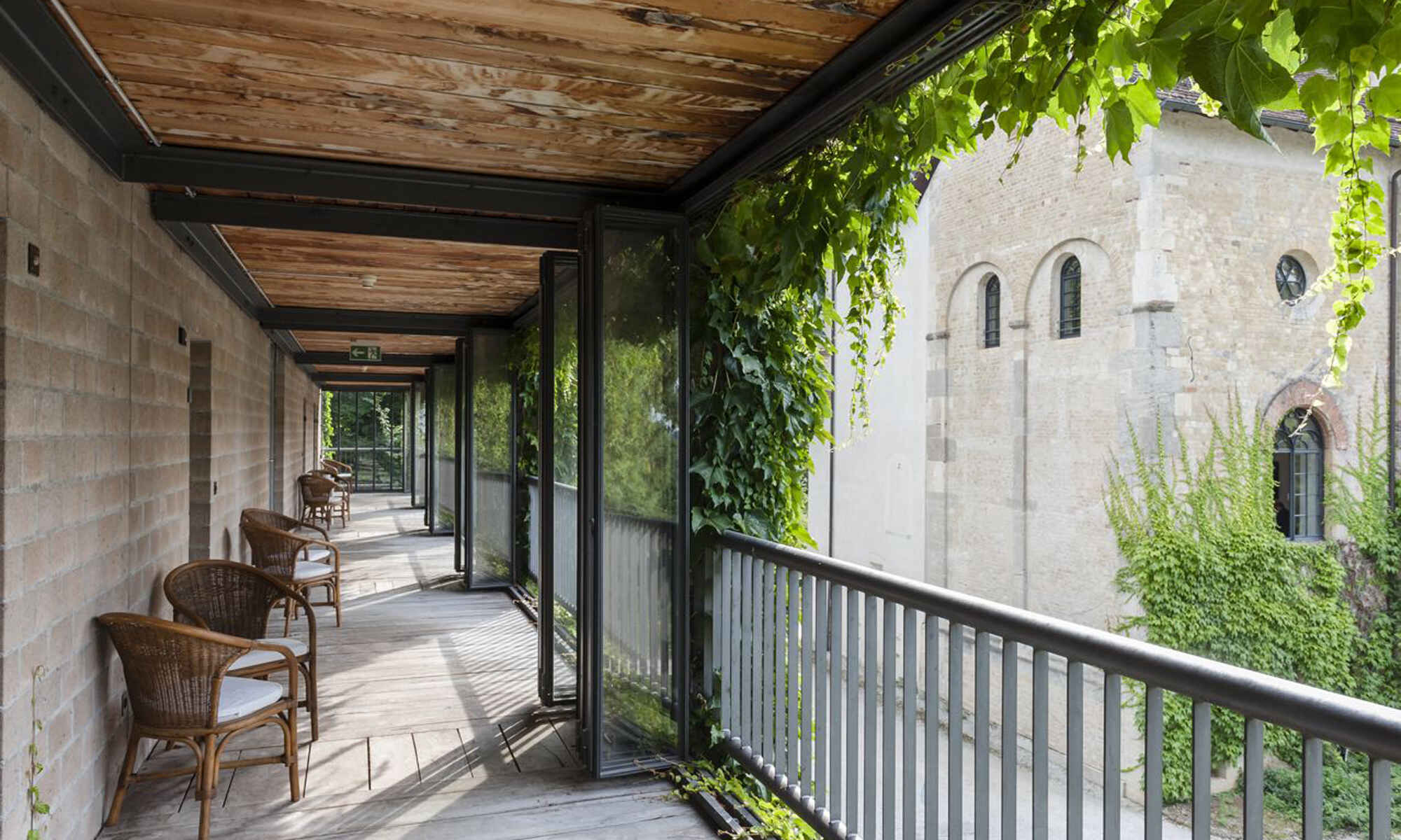 Schloss Münchenwiler: Terrasse/Balkon