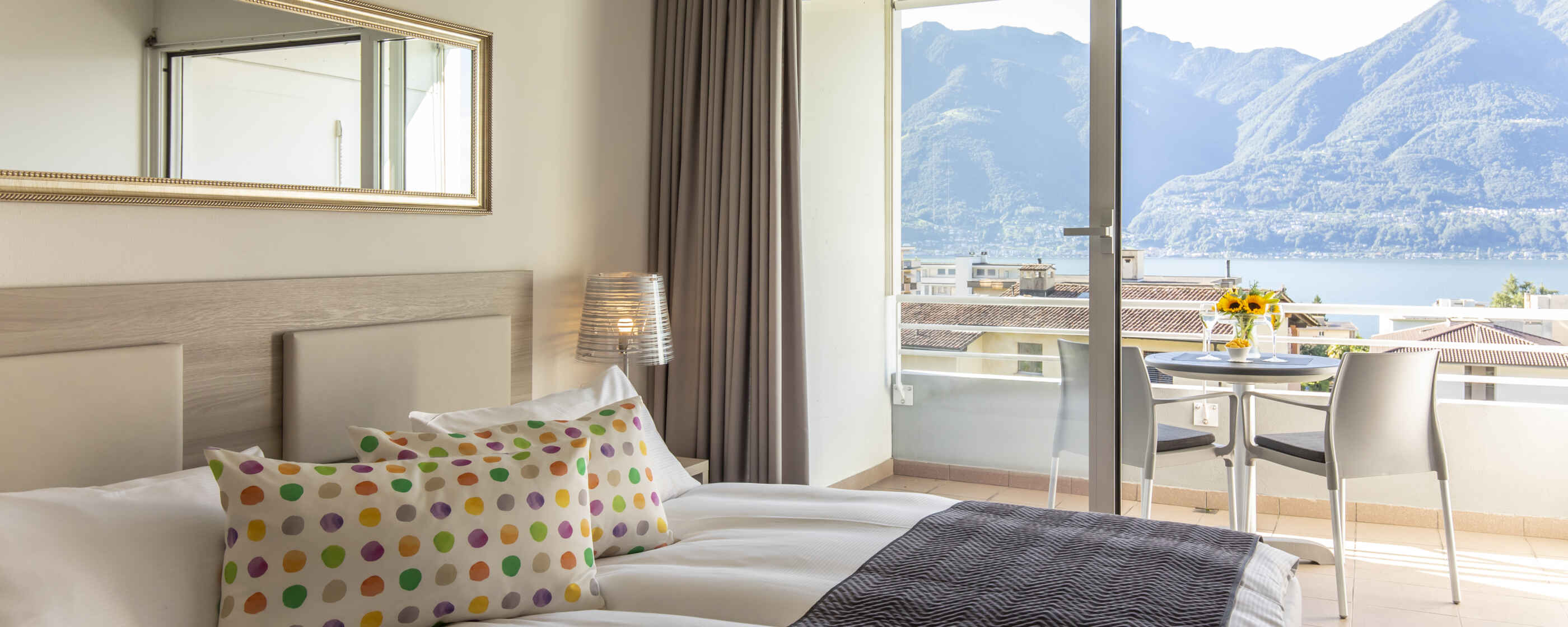 Smart-HOTEL MINUSIO: Doppelzimmer Seeblick