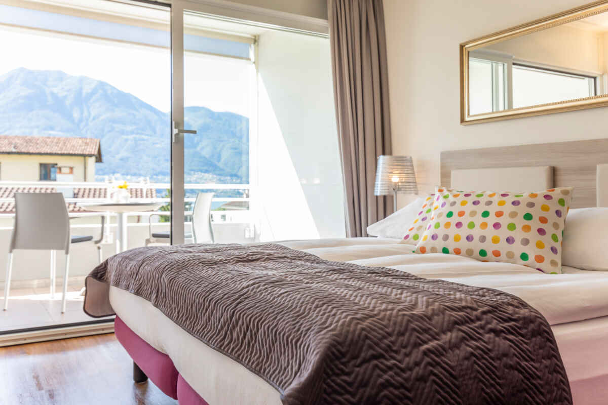 Smart-HOTEL MINUSIO: Doppelzimmer mit teilweise Seeblick