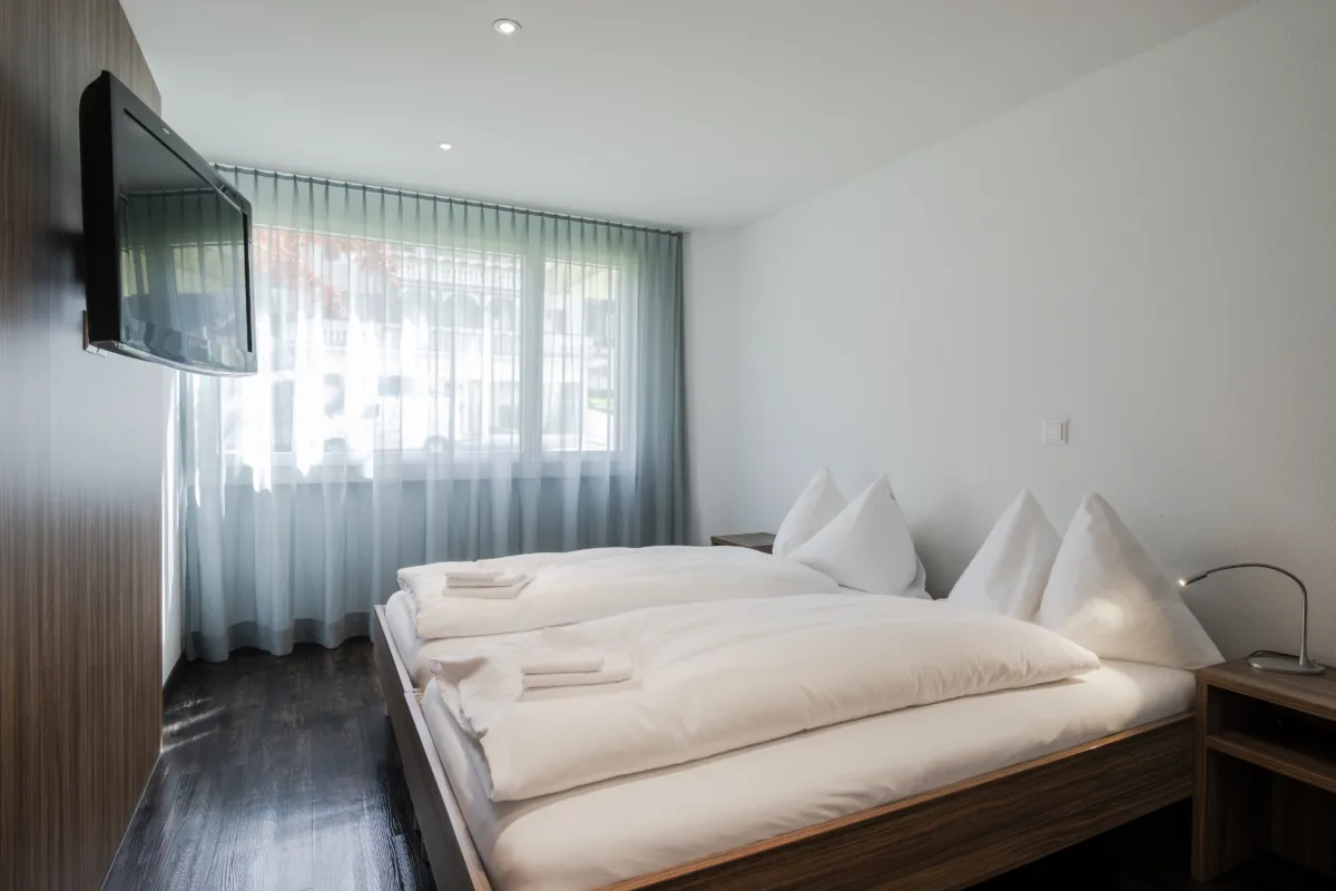 Hotel Nidwaldnerhof: Familienzimmer mit zwei Schlafzimmern und Dorfblick