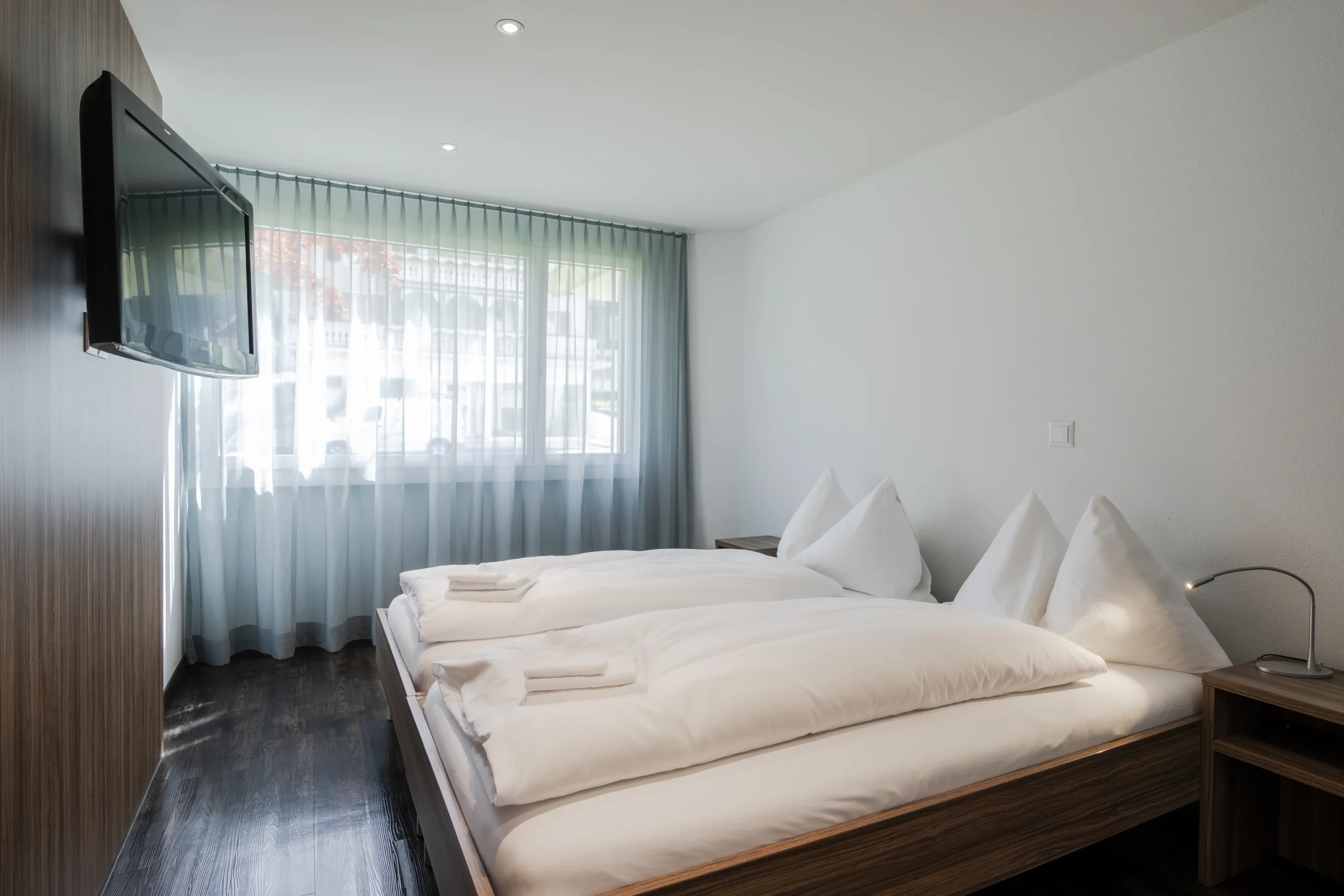 Hotel Nidwaldnerhof: Familienzimmer mit zwei Schlafzimmern und Dorfblick