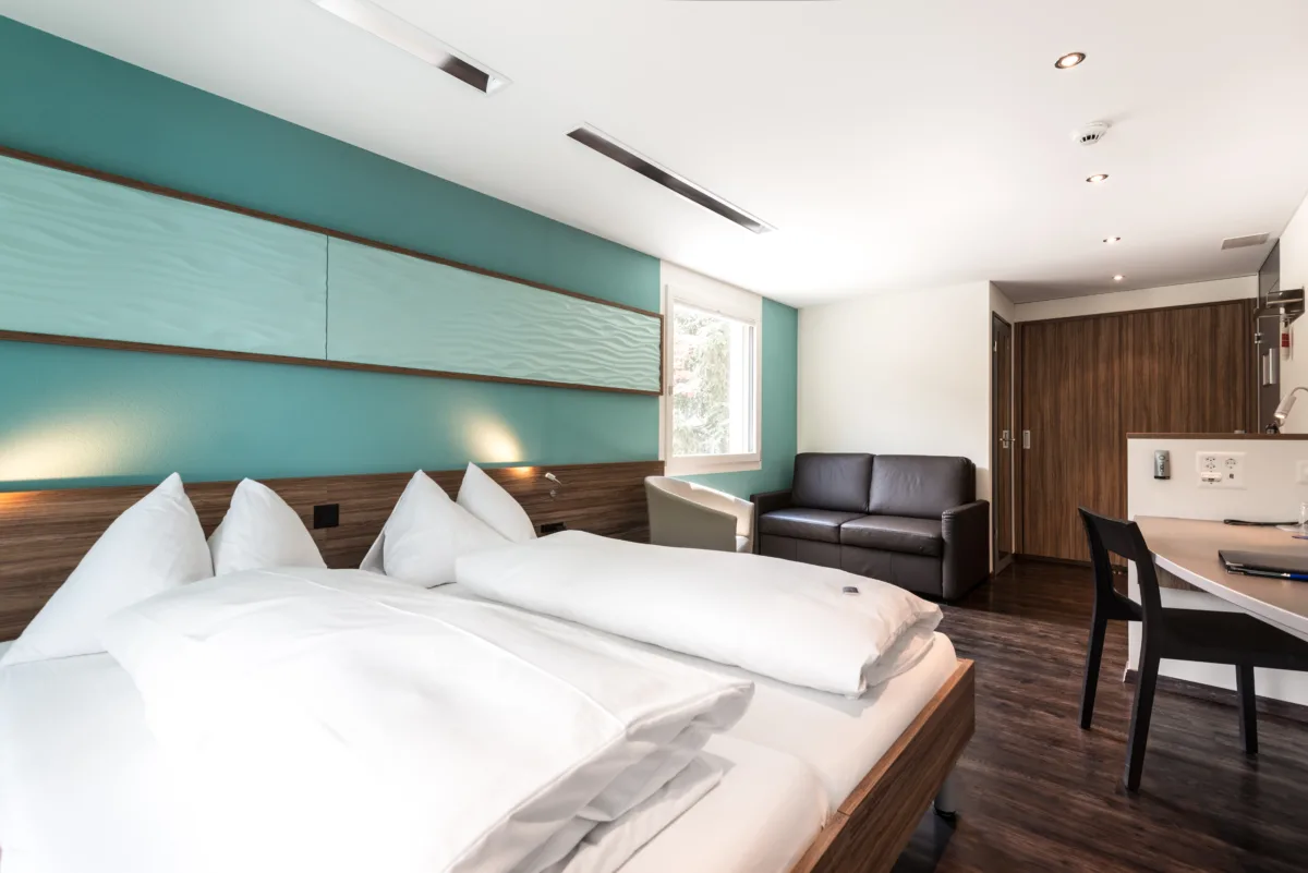 Hotel Nidwaldnerhof: Familienzimmer mit zwei Schlafzimmern und Dorfblick