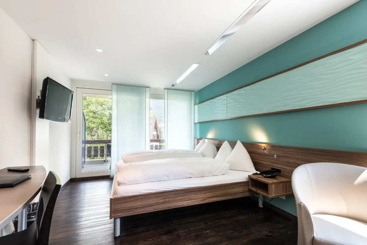 Hotel Nidwaldnerhof: Familienzimmer mit zwei Schlafzimmern und Dorfblick